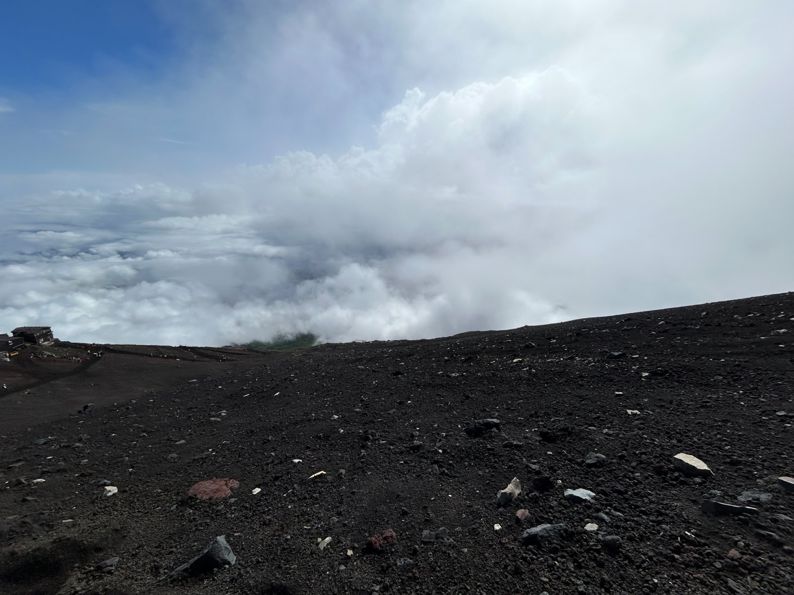 雲が山肌に迫ってくる様子