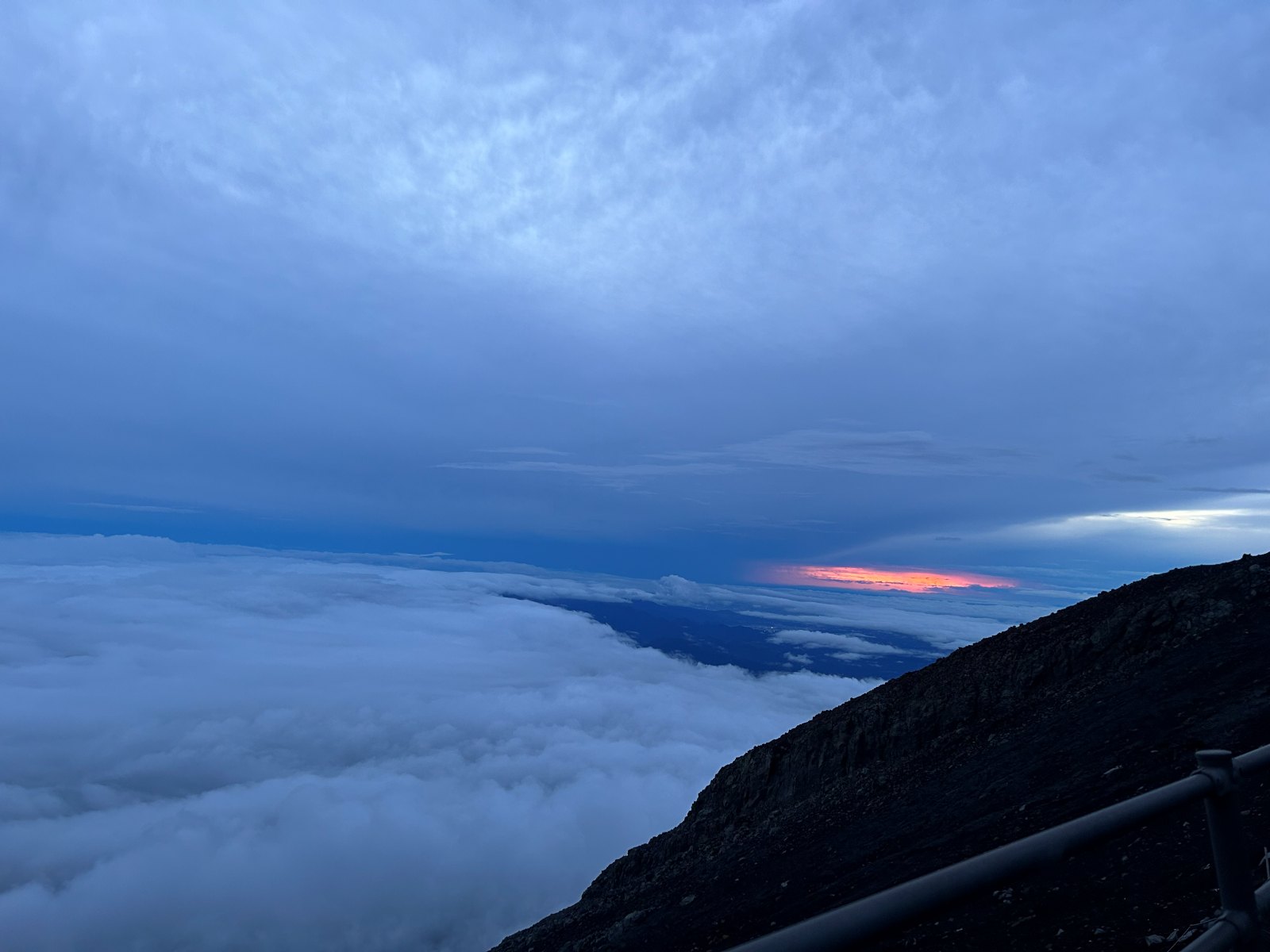 夜明け前、雲海の向こうに空が染まり始める