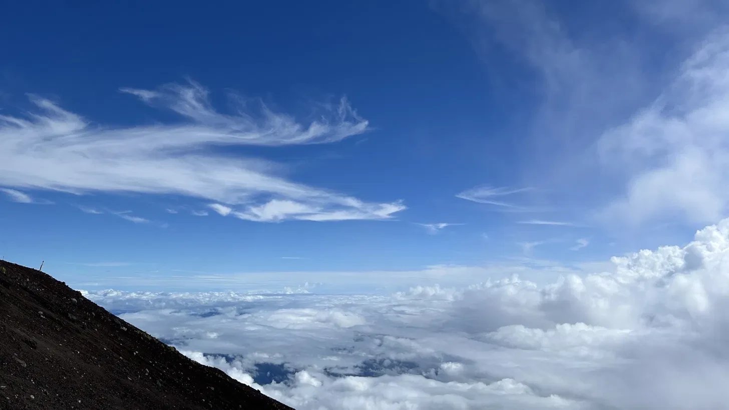 雲海の上に広がる青空
