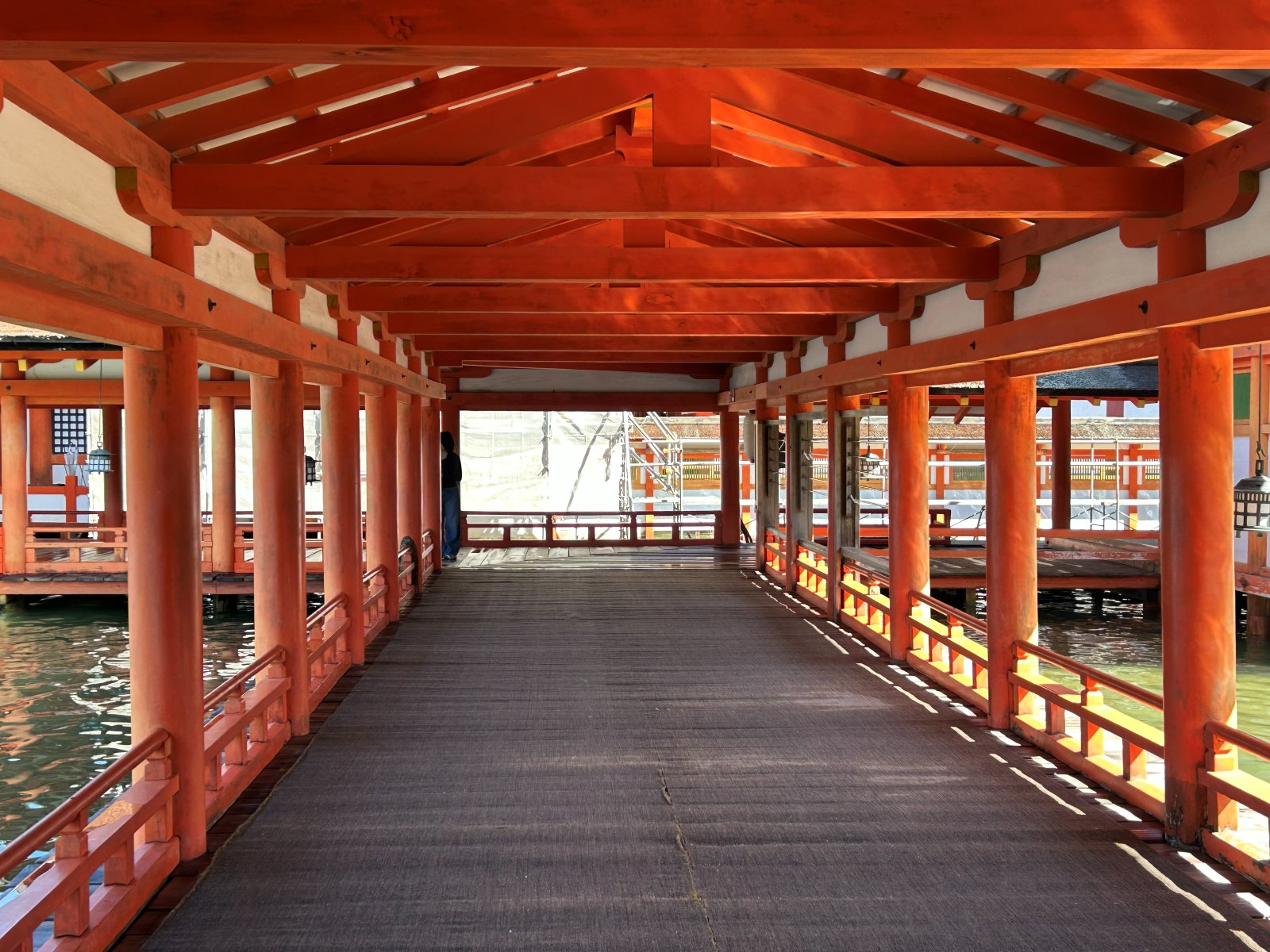 厳島神社の朱塗りの回廊