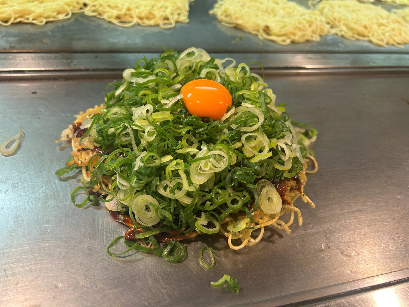 鉄板の上のお好み焼き